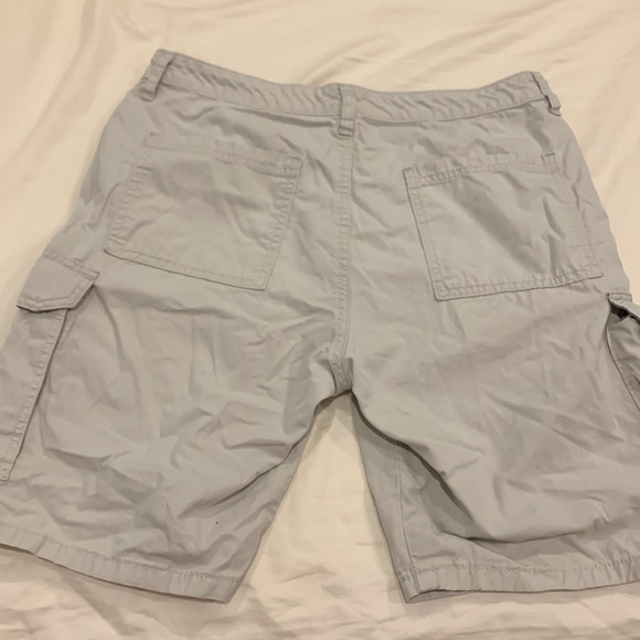 Men’s tan cargo shorts - Picture 2 of 5